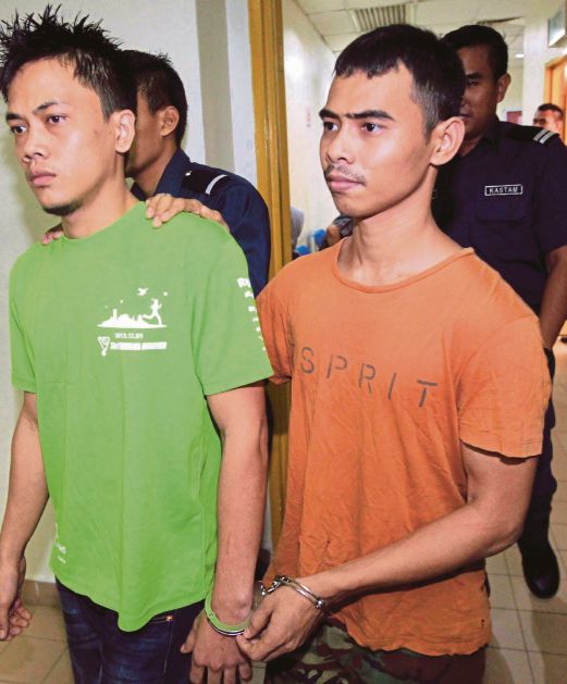 PURWANTO (kiri) dan Ruslan (kanan) ketika dibawa ke Mahkamah Majistret Johor Bahru, semalam.