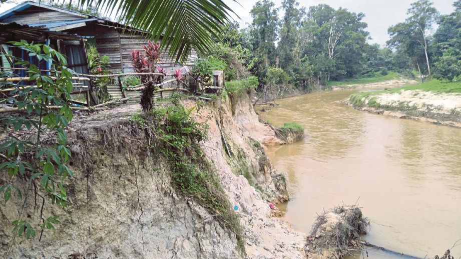 HAKISAN dan runtuhan tebing Sungai Belat di Kampung Seri Damai, makin serius.
