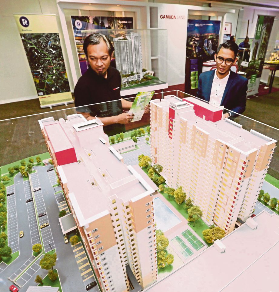 Pengunjung melihat model rumah pada pameran MyRumah di Balai Berita, NSTP, semalam.