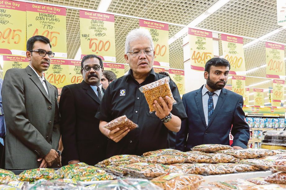 HAMZAH (dua dari kanan) melawat pasar raya selepas merasmikan Ekspo Makanan Pasaraya Lulu. 