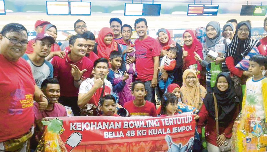 SEBAHAGIAN pemenang  Kejohanan Bowling Tertutup Belia 4B Kuala Jempol ceria.