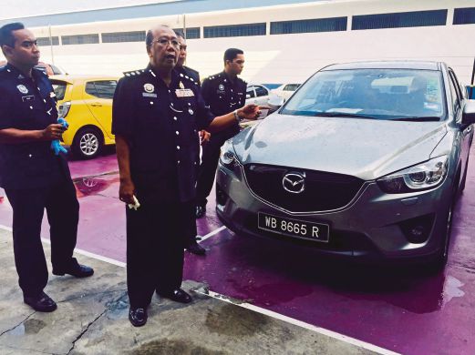 MEGAT Mohd Aminuddin menunjukkan kenderaan SUV yang berjaya ditemui semula. 