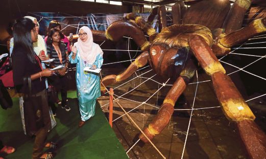  Timbalan Pengarah Muzium Alam Semulajadi, Farizawati Sabri (kanan) memberi penerangan kepada petugas media mengenai Pameran Racun dan Bisa di Jabatan Muzium Malaysia. 