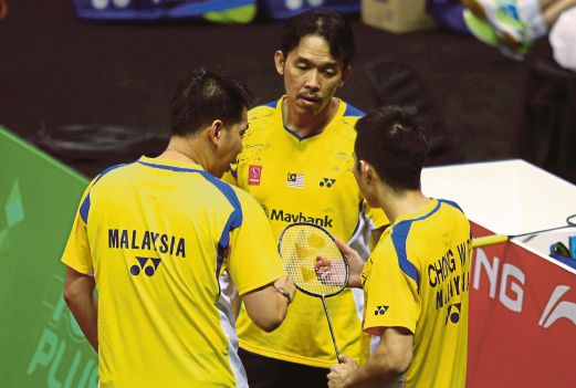 Rashid  (tengah), memberikan panduan kepada   Wei Feng (kanan) ketika menentang pemain Asia All Star, Hu Yun.