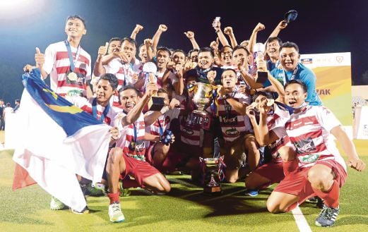 PASUKAN  Melaka meraikan kejayaan muncul juara Piala Tun Abdul Razak 2015, kelmarin.