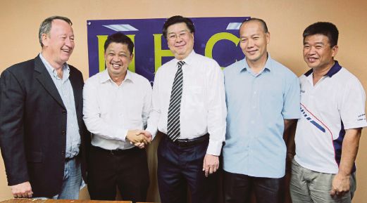 SOON Kooi (tengah) mengucapkan tahniah kepada Van Huizen disaksikan   Chiow Chuan, Beng Hai dan Walsh. 