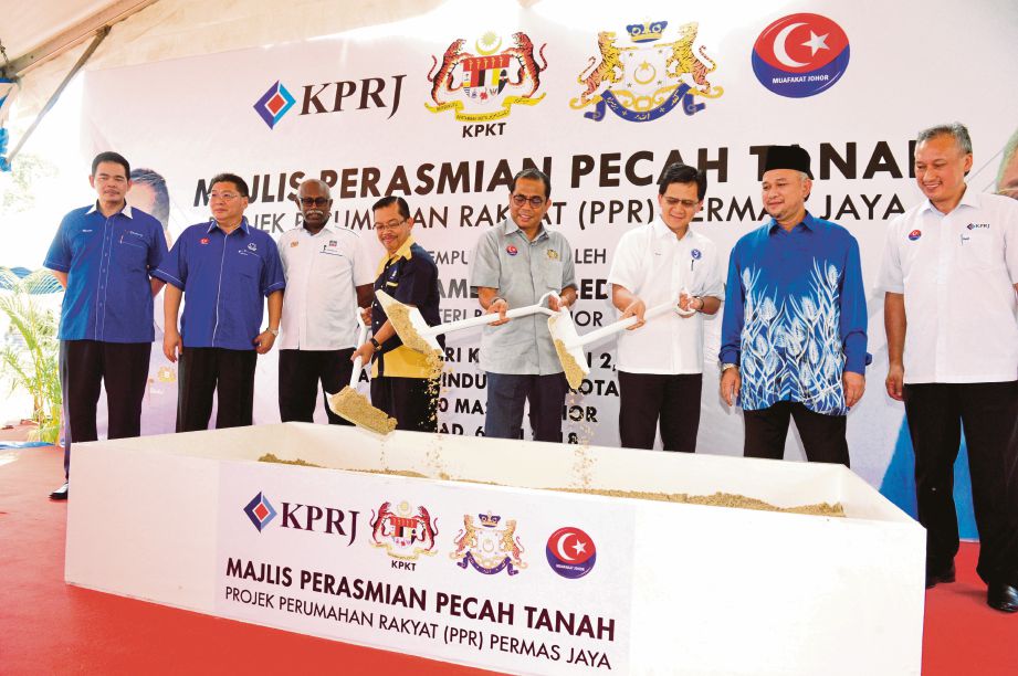 MOHAMED Khaled  (tengah) diiringi Datuk Bandar MBJB, Amran A Rahman (tiga dari kanan) menyempurnakan gimik perasmian Majlis Pecah Tanah PPR Permas Jaya, berhampiran Sekolah Menengah Kebangsaan (SMK) Seri Kota  Puteri 2, di kawasan Perindustrian Kota Puteri, Johor Bahru.