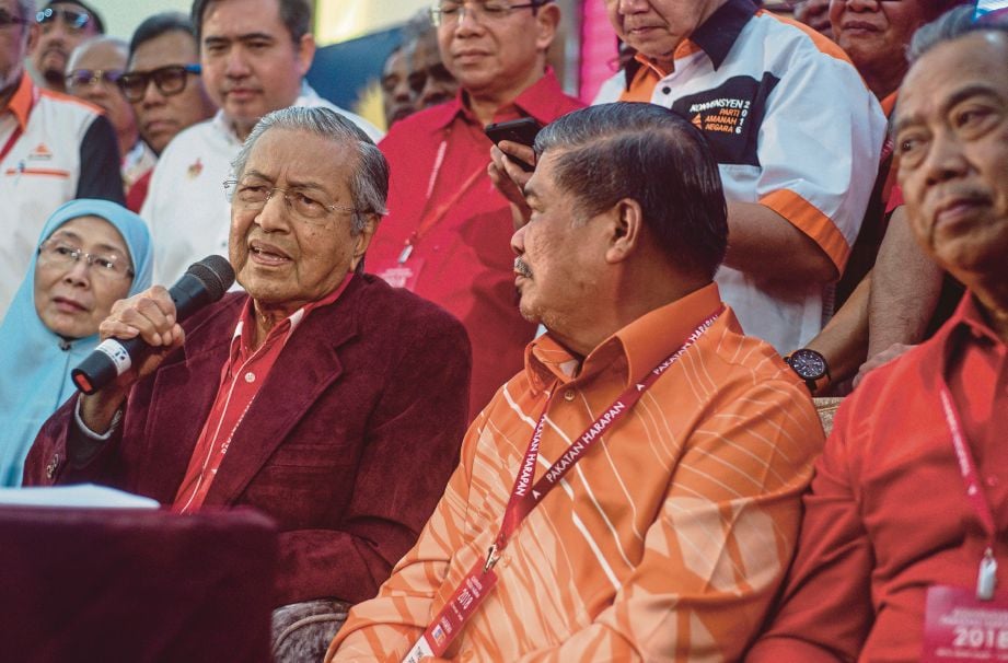  DR Mahathir pada sidang media sidang media, semalam. Turut sama, Timbalan Presiden Pakatan Harapan Datuk Seri Muhyiddin Yassin (kanan) dan Dr Wan Azizah (kiri) serta Presiden AMANAH Mohamad Sabu (dua dari kanan). 