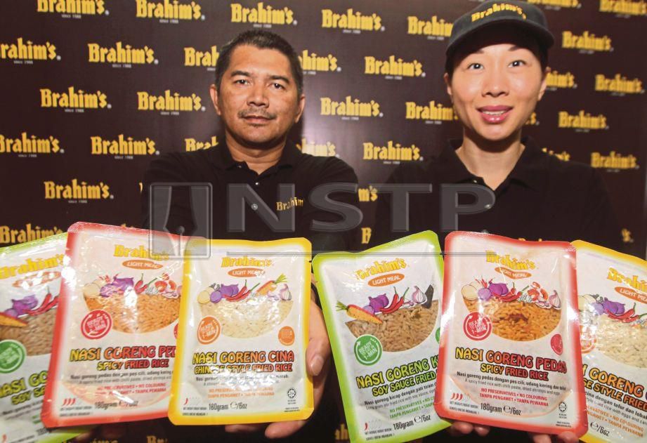 NUR Fatin (kanan) menunjukkan produk terbaru Brahim’s di Pasaraya Giant Kuantan.