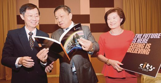 DARI kiri Eu, Pengerusi Eksekutif I-Berhad Tan Sri Lim Kim Hong dan Pengarah Eksekutif I-Berhad Tey Siew Thuan pada Mesyuarat Agung Tahunan I-Berhad. 