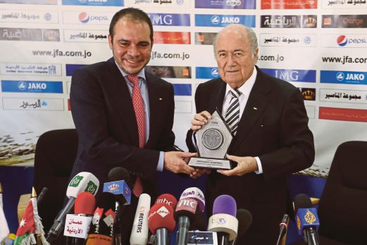 PUTERA  Ali (kiri) bakal cabar Blatter.