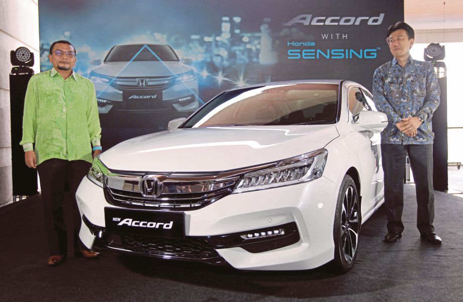 ROSLAN (kiri) bersama Toichi melancarkan Honda Accord 2.4 VTi-L Advance dilengkapi Honda SENSING.
