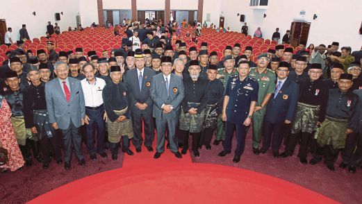 Mohd Johari (tengah) bersama tetamu di Persidangan Perwakilan Persatuan Veteran ATM Negeri Sembilan ke-62  2015 di Seremban, semalam. 