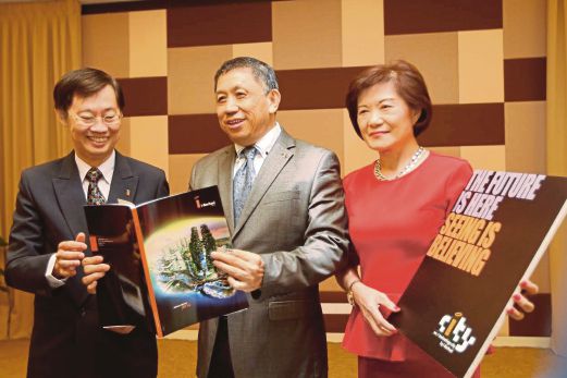 EU (kiri) bersama  Pengerusi Eksekutif I Berhad, Tan Sri Lim Kim Hong (tengah)pada sidang media di Kuala Lumpur.