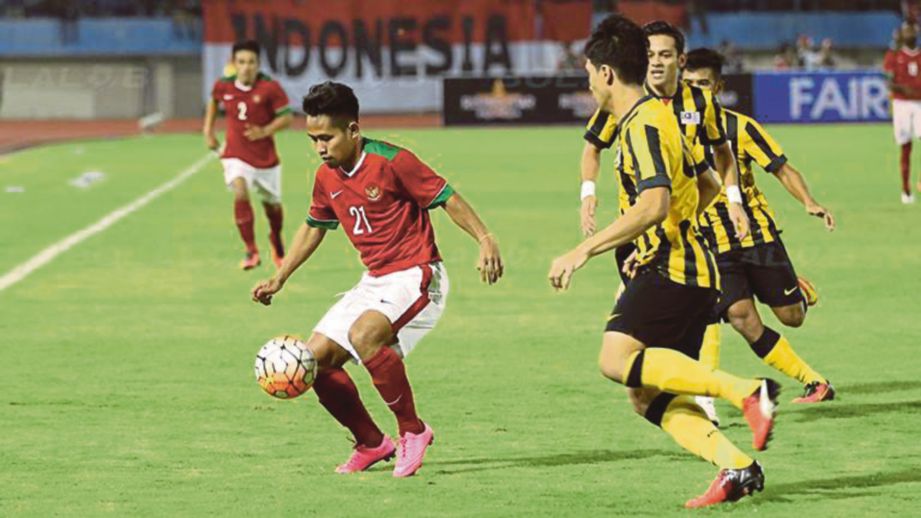 KELINCAHAN pemain Garuda Andik Vermansyah gagal dikekang pemain Malaysia.