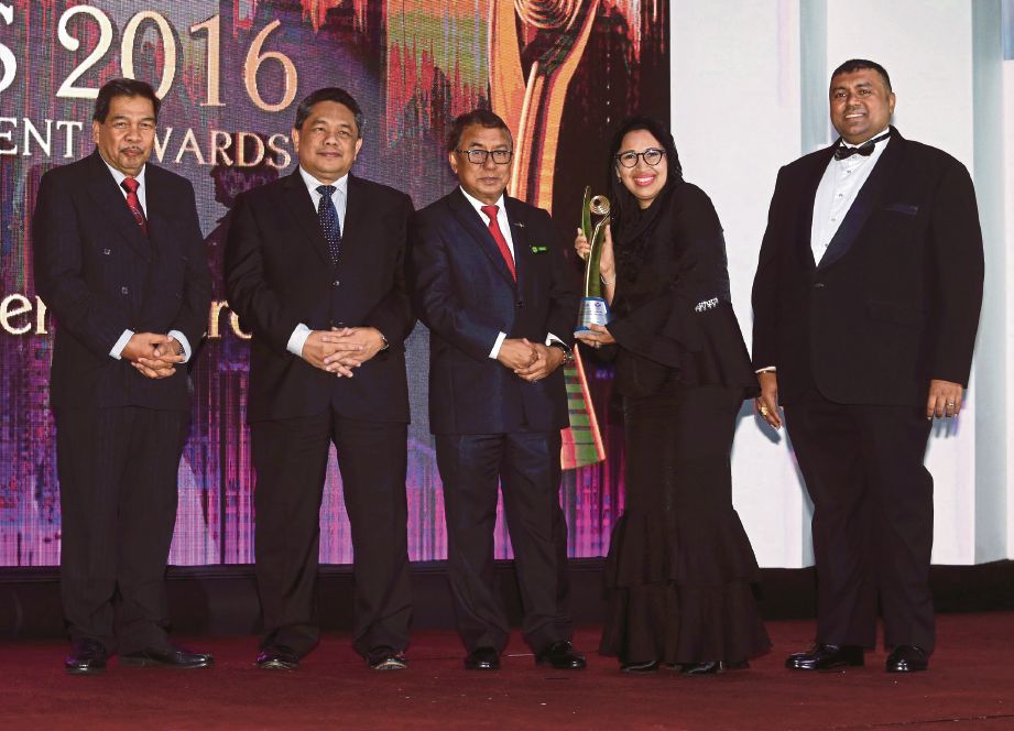  Dari kiri, Dr Abdul Razak,  Adenan, Ismail,  Aniza  dan  Vignaesvaran selepas menyampaikan anugerah.