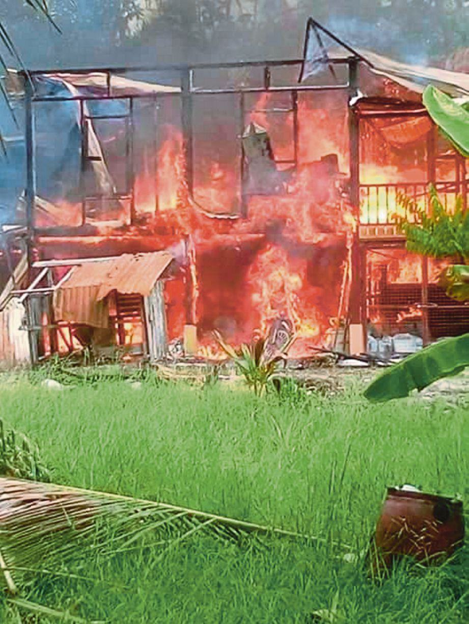 Rumah pusaka yang terbakar di Jalan Parit Satu Barat,  semalam.