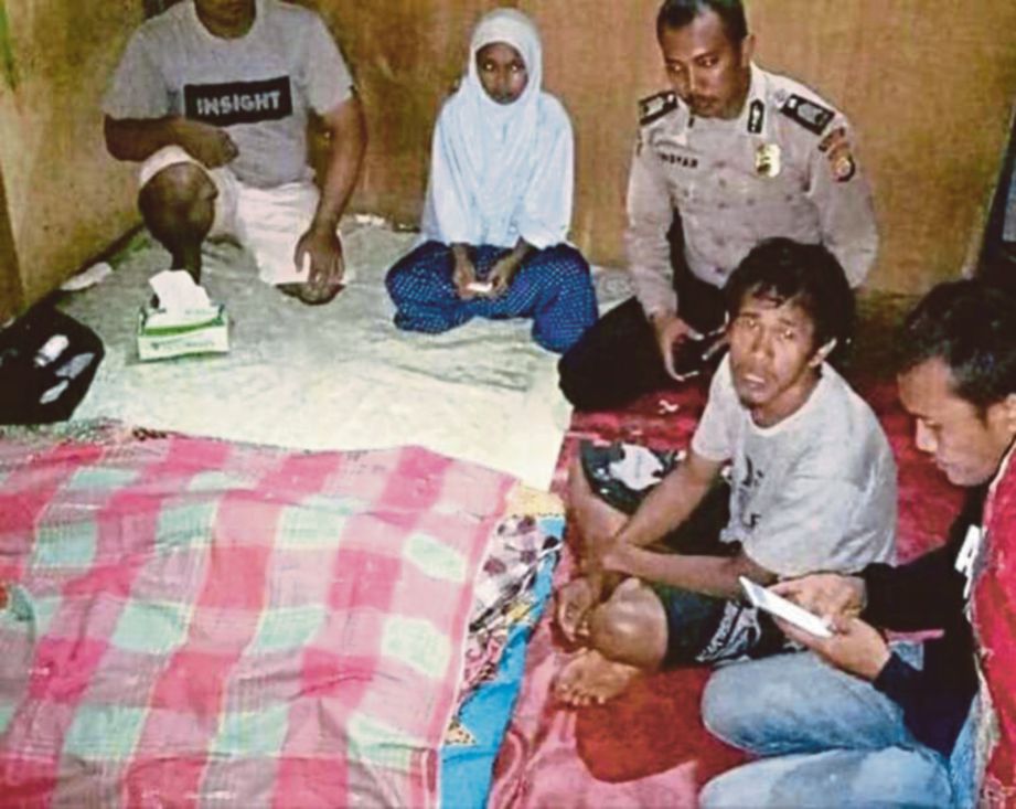 HASAN (dua dari kanan) disoal siasat polis berhampiran jenazah anaknya yang maut akibat ditolak dari motosikal. - Agensi