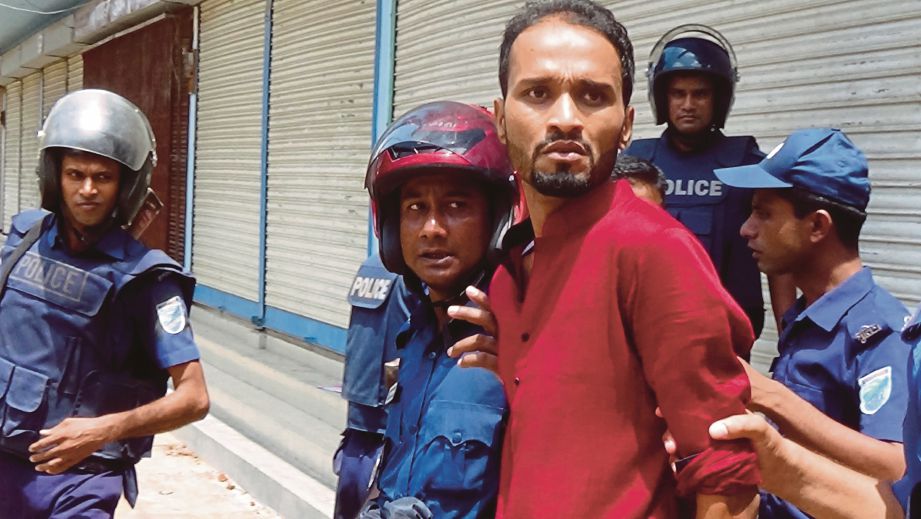 POLIS menahan  suspek berhampiran Sholakia Eid di Kishoreganj.