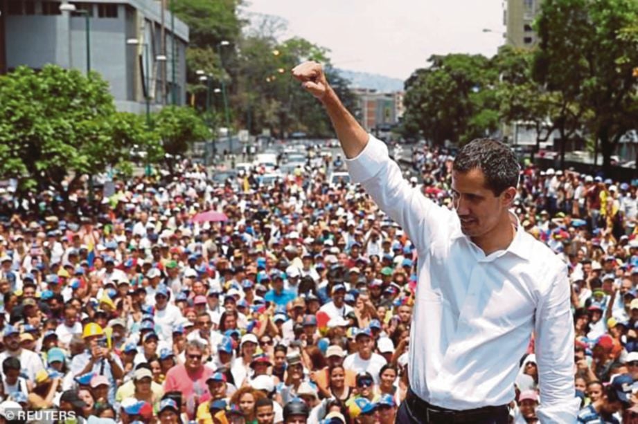 GUAIDO yang mengisytiharkan dirinya sebagai presiden sementara Venezuela ketika perhimpunan besar-besaran rakyat negara itu di Caracas pada 1 Mei lalu, bagi mendesak Maduro berundur. FOTO  Agensi