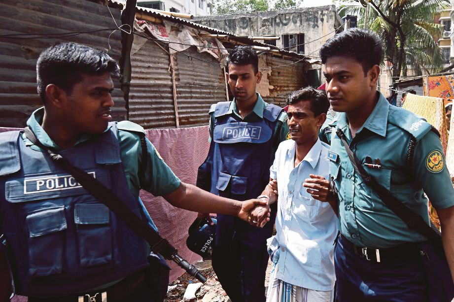POLIS menahan seorang lelaki dalam satu operasi antidadah di satu kawasan setinggan di Dhaka, Bangladesh kelmarin.
