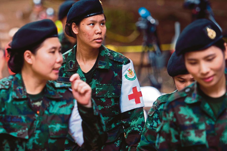 PETUGAS kesihatan bersedia memberi bantuan perubatan di luar gua Than Luang. - AFP