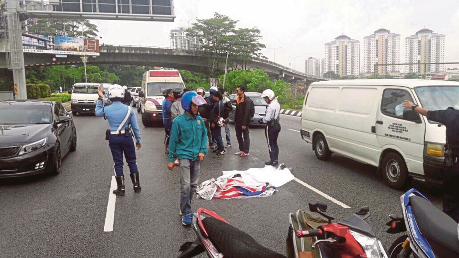 ORANG awam meihat mayat mangsa yang terbabit nahas di Jalan Kuching, semalam.