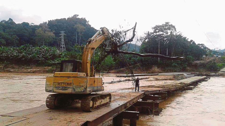 JENGKAUT  membersihkan jambatan sementara Kampung Pulau Setelu, Gua Musang.