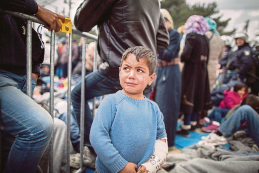 SEORANG kanak-kanak menangis di kem pelarian di sempadan Greece-Macedonia berhampiran Indomeni, Greece, semalam.  Kira-kira 14,000 pelarian dan pendatang kini terperangkap di kawasan itu selepas Macedonia menutup pintu sempadannya. 