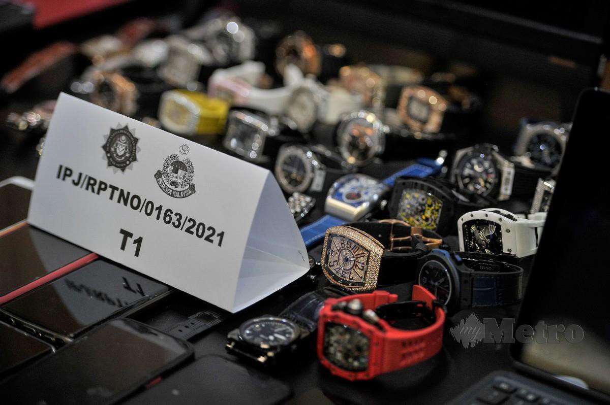 SEBAHAGIAN barangan rampasan dipamerkan pada sidang media  di Pejabat SPRM, Jalan Cochrane, Kuala Lumpur, semalam.
