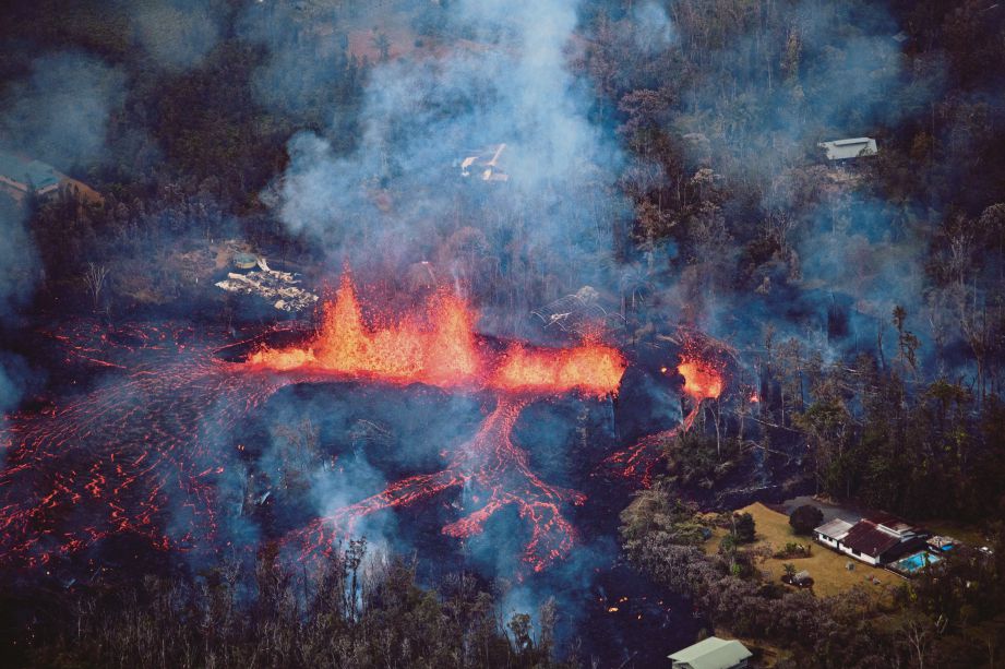 GAMBAR yang dirakam dari udara menunjukkan kesan aliran lava yang memusnahkan kawasan berhampiran Pahoa kelmarin. - EPA