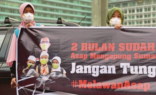 AKTIVIS alam sekitar Indonesia mengambil bahagian dalam kempen di Jakarta, mendesak kerajaan bertindak lebih serius menangani jerebu di Sumatera dan Kalimantan.  