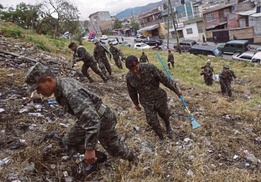 ANGGOTA tentera Honduras turut mengambil bahagian dalam kempen memerangi nyamuk di  Tegucigalpa, semalam. 