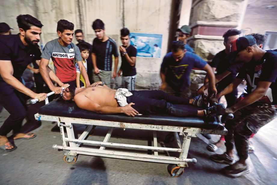 MANGSA yang cedera dibawa ke hospital  untuk rawatan. FOTO AFP