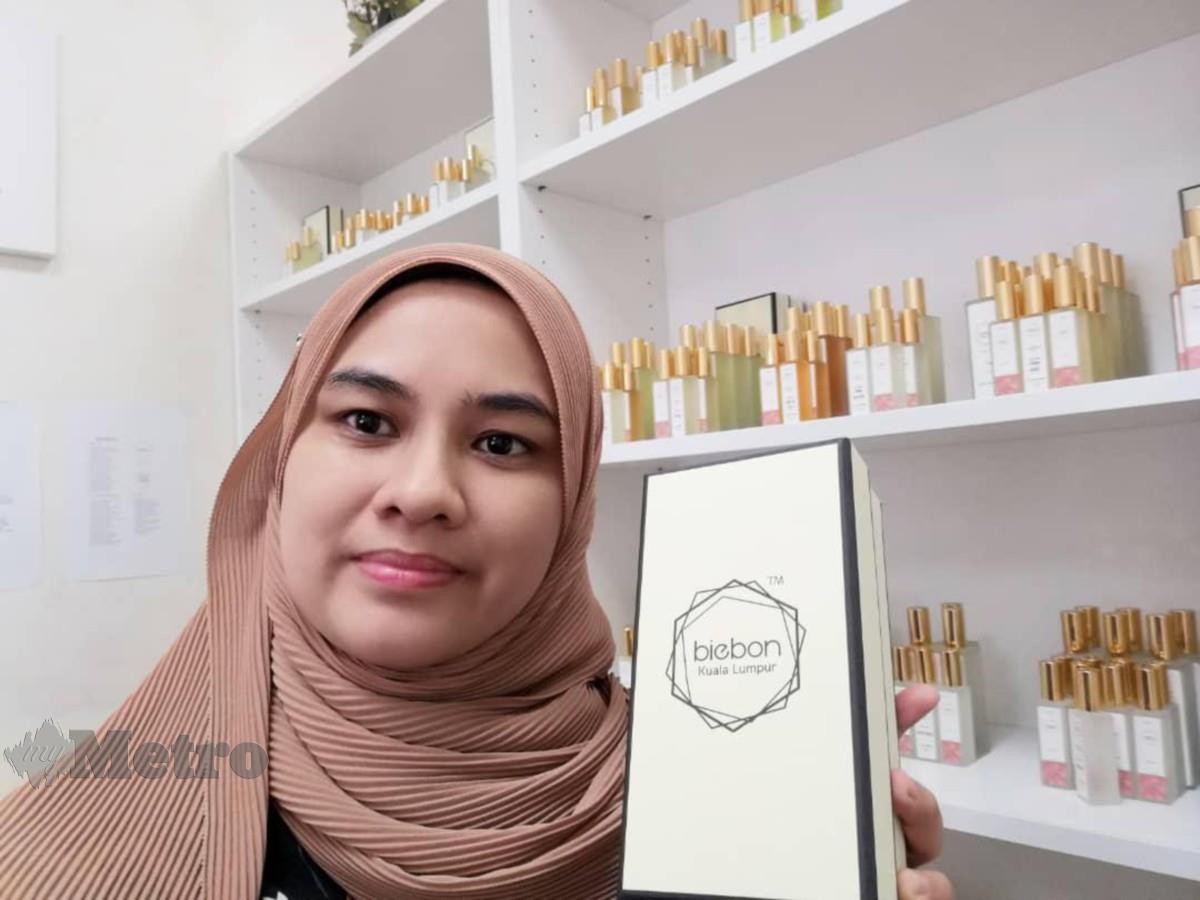 BIBI Siti Nurba bersama produk minyak  wangi jenama Biebon Parfum keluarannya.