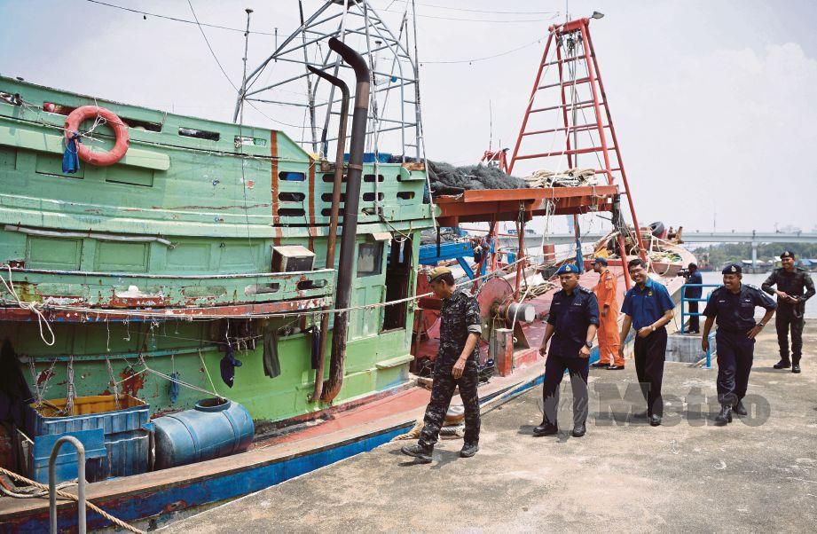 FISOL (kiri) meninjau bot nelayan Vietnam yang menceroboh perairan pantai timur.