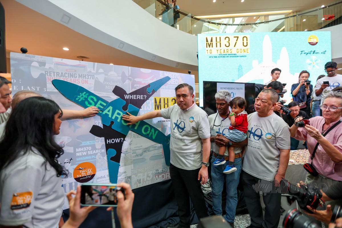 LOKE bersama ahli keluarga mangsa menampal keratan sebagai  tanda memperingati tragedi pada Majlis 10 tahun Memperingati MH370.