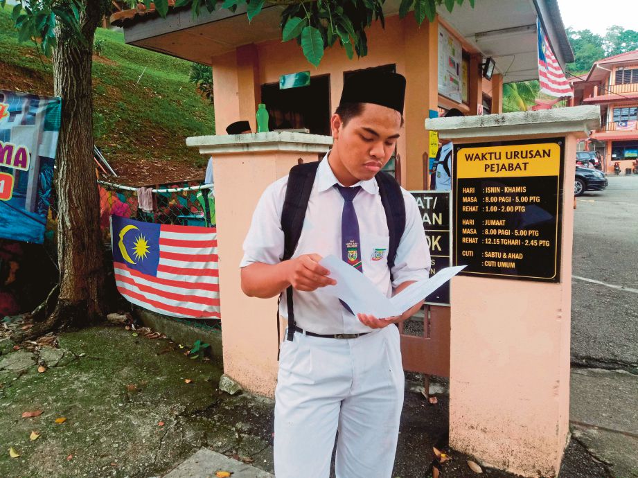 Muhammad Noh ketika ditemui selepas menjawab peperiksaan Kertas Bahasa Arab Satu di Sekolah Agama Menengah Nurul Iman, Bukit Cerakah, semalam.