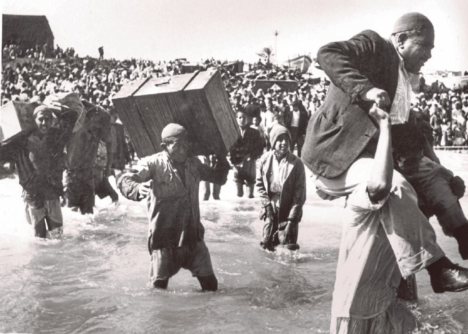 PENDUDUK Palestin melarikan diri dari pantai Gaza ke bot semasa nakba Palestin pada 1949. Foto UNRWA 