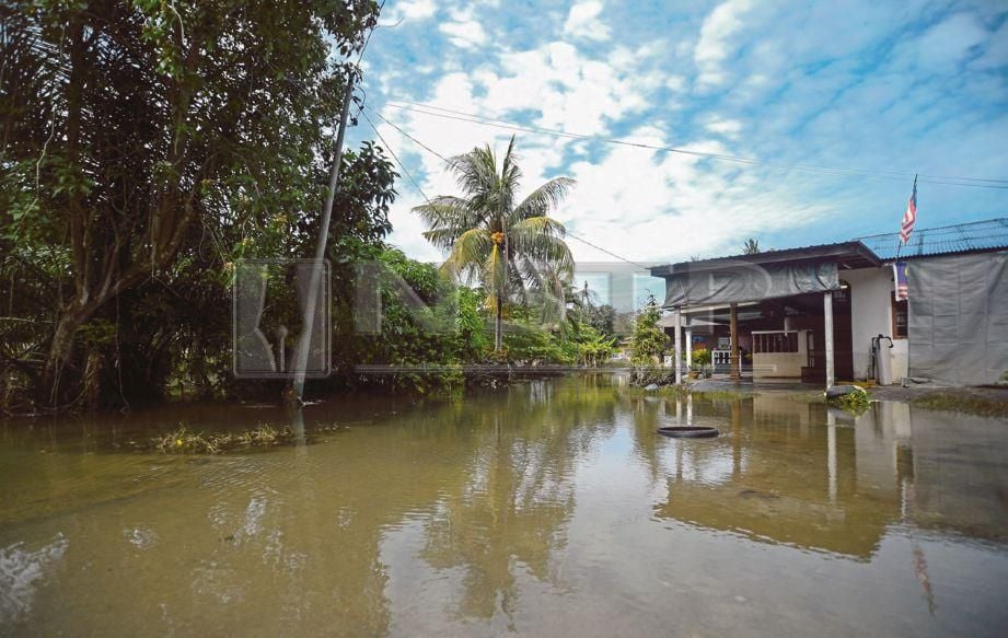 KEADAAN kawasan yang terjejas akibat fenomena air laut pasang di Kapar, Klang, tahun lalu.