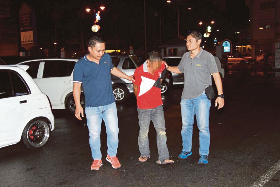  PENJENAYAH yang ditahan ahli RC Pujut dibawa ke balai polis.