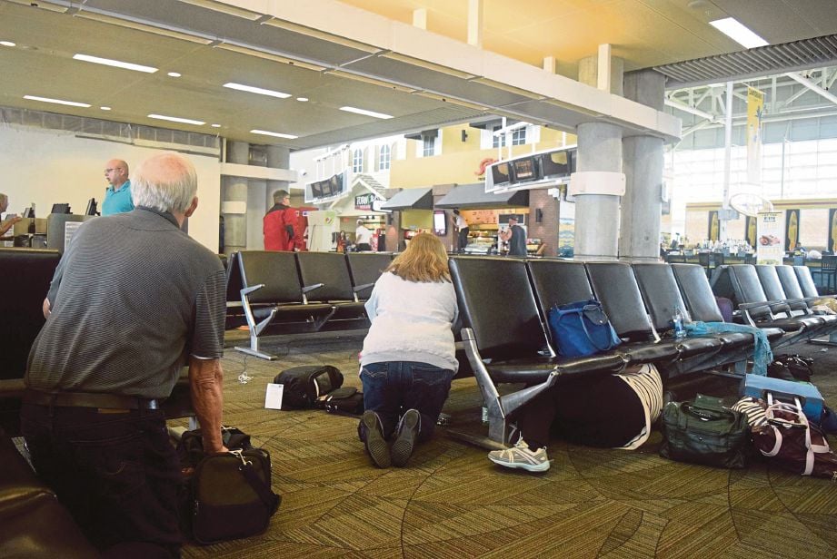 ORANG ramai berlindung selepas seorang lelaki melepaskan tembakan di lapangan terbang Fort Lauderdale, Florida, kelmarin. - AP