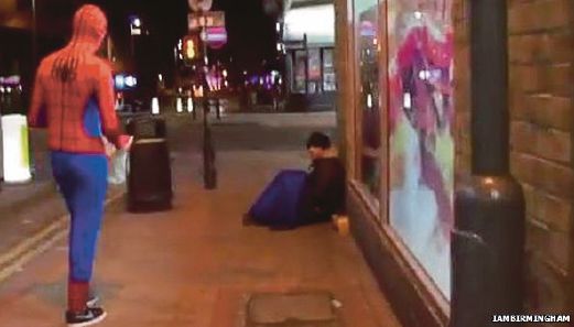 SPIDER-MAN menghampiri seorang lelaki tidak berumah di Birmingham untuk menyerahkan bantuan makanan.