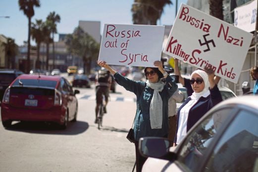 PENDUDUK Amerika Syarikat keturunan Syria menunjuk perasaan membantah campur tangan Russia di Syria di luar pejabat konsul Russia di Santa Monica, California, semalam. 