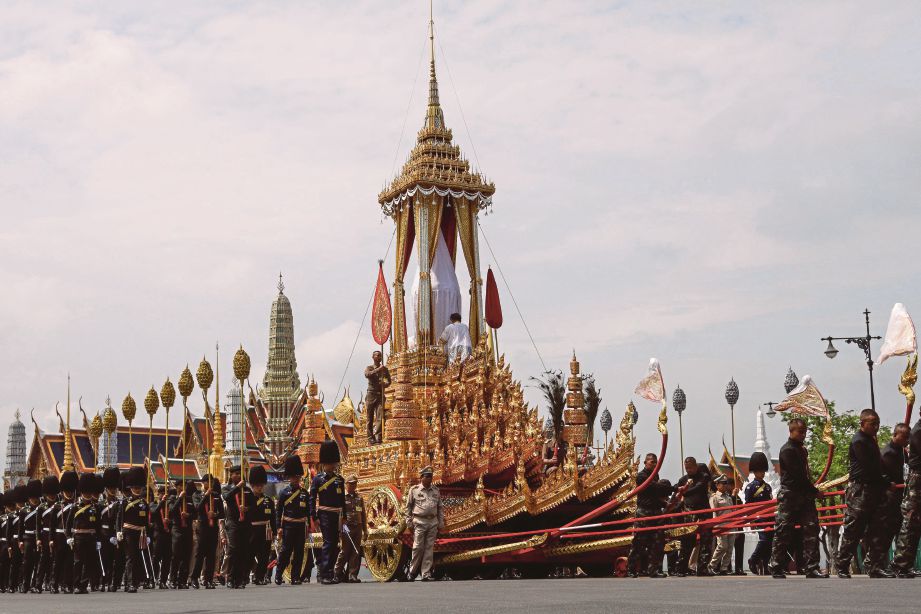 ANGGOTA tentera dan pegawai istana membuat latihan untuk upacara pembakaran mayat diraja berhampiran Istana Besar di Bangkok semalam. - Reuters
