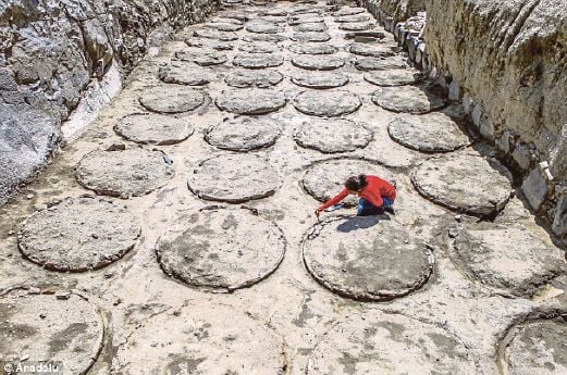 SEORANG arkeologi asyik bekerja untuk membongkar pusara balang di Van, Turki. 