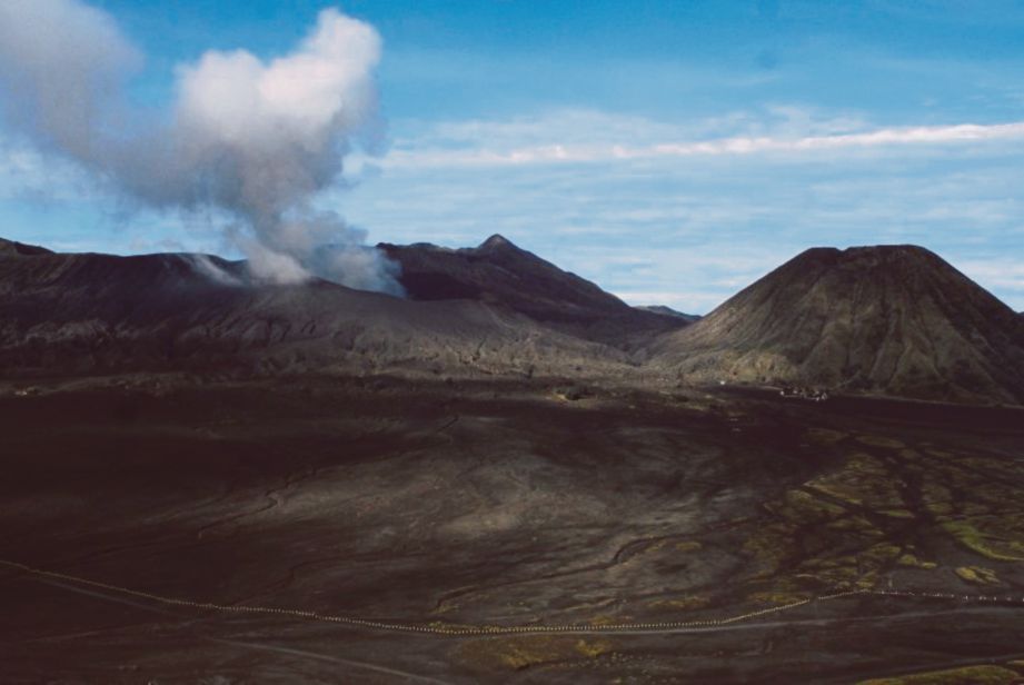 GAMBAR yang dirakam pada 27 September lalu  menunjukkan debu dan asap  keluar dari kawah gunung Bromo. - Antara