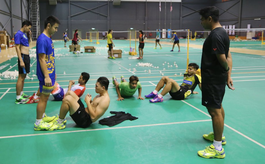 PEMAIN badminton negara gigih berlatih.  FOTO/LUQMAN HAKIM ZUBIR 