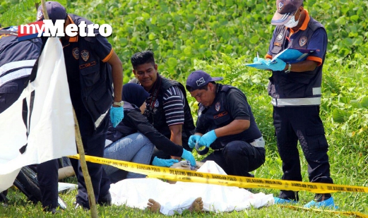 ANGGOTA forensik menjalankan siasatan berikutan menjumpai mayat yang dipercayai dibunuh di Jalan Kesang Pajak-Simpang Gading, Jasin. FOTO Zuhairi Zuber