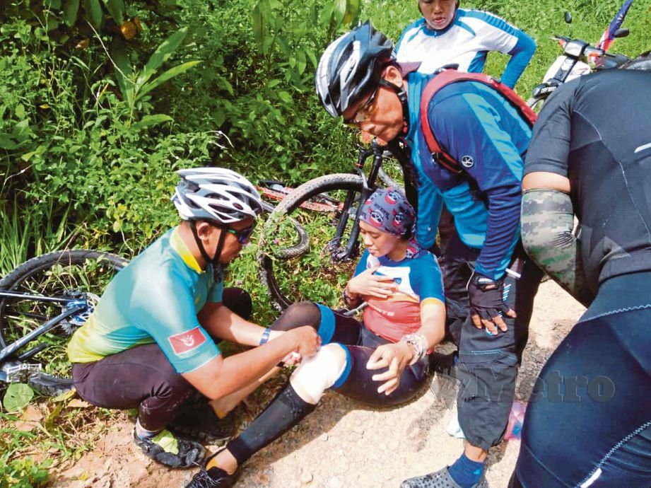 BABAK cemas peserta wanita mengalami kecederaan lutut ketika menuruni bukit.